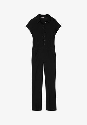 Černý overal s límečkem, krátkými rukávy, předním knoflíkovým zapínáním a rovnými nohavicemi. Vyroben z lehké tkaniny s texturovaným povrchem.