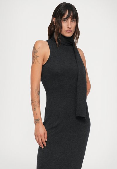Beš sleeveless, tamsiai pilka, raštuota suknelė su aukštu iškirpimu ir prisegta skara. Švelni tekstūra, prigludusi siluetas ir elegantiškas dizainas.