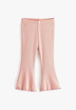 Miękkie, różowe, prążkowane spodnie dla maluchów, z rozszerzanymi nogawkami i wykończeniem na brzegu przypominającym liście sałaty, ułożone płasko na białym tle.