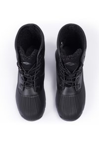 Botas de invierno impermeables negras con una parte inferior de goma texturizada, parte superior de cuero liso y diseño de cordones. Forradas con suave felpa gris para mayor calidez.