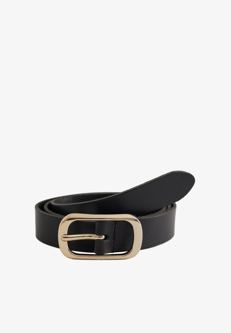 Zwarte leren riem met een goudkleurige rechthoekige gesp en een gladde textuur. De riem is verstelbaar met gaten voor de maat.