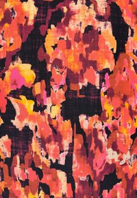 Motif de tissu floral abstrait avec des teintes vibrantes de rose, d'orange et de noir, présentant des détails de coups de pinceau doux et texturés.