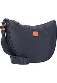 Borsa a spalla in nylon blu navy con forma curva, dettagli in pelle marrone, tracolla regolabile e zip color oro. Texture liscia, design casual.