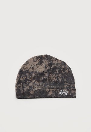 Gorro de camuflaje marrón y negro con el borde vuelto y el texto «Wasted» en blanco, sobre un fondo liso.
