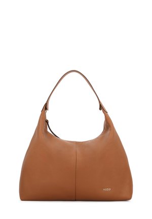 Barna bőr kézitáska ívelt formával, széles vállpánttal és diszkrét fémbélyeggel. Sima textúra és minimalista dizájn.