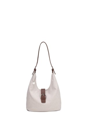 Borsa a tracolla in tessuto beige con una singola tracolla marrone e dettaglio fibbia frontale, con una piccola targhetta metallica rotonda sul lato sinistro.