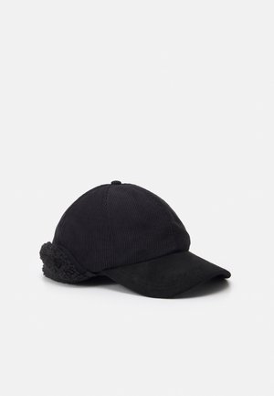Casquette de baseball noire en velours côtelé avec une visière courbée et des cache-oreilles doublés en polaire attachés, relevés sur fond blanc.