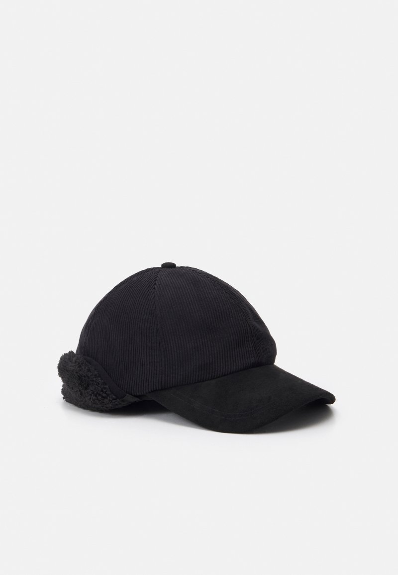 Casquette de baseball noire en velours côtelé avec une visière courbée et des cache-oreilles doublés en polaire attachés, relevés sur fond blanc.