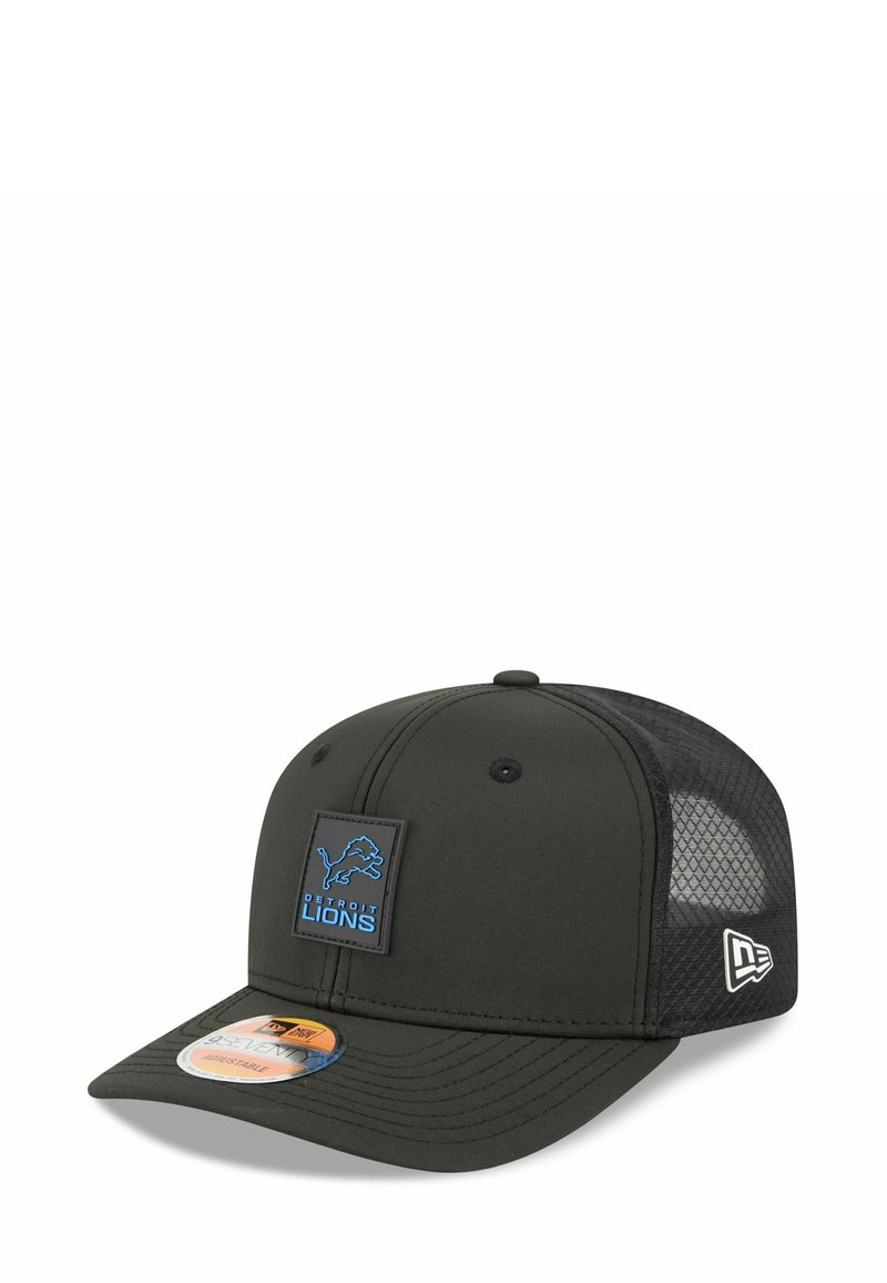 Schwarze Kappe mit festem Vorderteil und Netzrücken, ausgestattet mit einem blauen, gestickten Detroit Lions-Logo und verstellbarem Riemen.