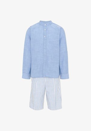 Chemise bleu clair à manches longues avec col mandarin et boutons à l'avant, associée à un short à rayures verticales blanches et bleues.