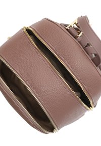 Borsa in pelle marrone con texture, dotata di tre scomparti esterni con zip, dettagli in oro e forma rotonda strutturata.