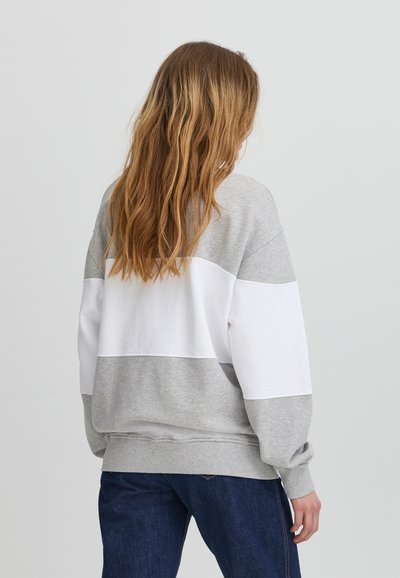 Felpa grigia e bianca con un design a blocchi di colore, polsini e orlo a coste, caratterizzata da una texture morbida e una vestibilità ampia.