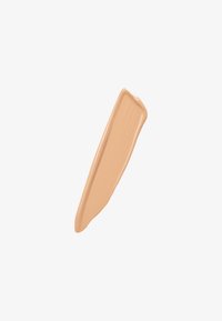 Flytende foundation prøvestripe i lys beige, jevn tekstur med satinfinish, avlang form som smalner mot en spiss, matt utseende.