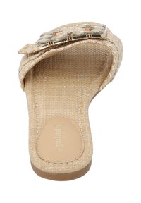 Strapazierfähige beigen Sandale mit flacher Sohle, ausgestattet mit einem breiten Riemen, der mit klaren und goldenen Akzenten verziert ist, sowie einem gewebten Stoffdesign.