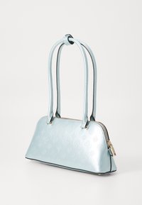 Sac à main en simili cuir bleu clair avec une forme structurée, des motifs floraux embossés, deux poignées et une fermeture éclair.
