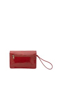 Rode lakleren clutch met een ritsvak aan de voorkant, polsbandje en een soepel oppervlak. Rechthoekige vorm met een glanzende afwerking.
