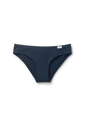 Marineblaue Damen-Bikini-Slip-Unterwäsche mit einem kleinen weißen Markenetikett am Bund, dargestellt vor weißem Hintergrund.