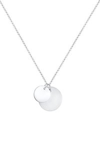 Necklace din argint cu două pandantive circulare; unul lustruit și reflectorizant, celălalt mat cu o suprafață texturată. Design cu lanț de tip cablu.