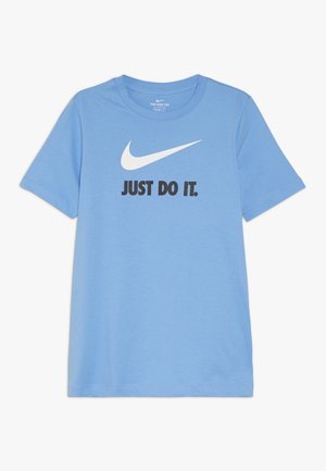Jasnoniebieska koszulka z krótkim rękawem z białym logo Nike w kształcie znaku „swoosh” oraz wyraźnym czarnym napisem "JUST DO IT." umieszczonym na środku z przodu.