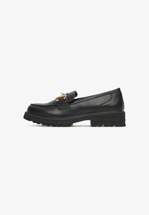 Schwarze Lederloafers mit einer niedrigen, dicken Sohle. Mit einer dekorativen Metall-Schnalle am Riemen. Glatte Oberfläche und schlankes Design.