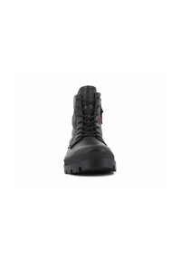Sorte skinn ankle boots med snøring, med en teksturert gummisåle og en glatt overflate. Røde metall detaljer på siden.