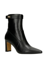 Černá kožená kotníková bota se špičatou špičkou, vysokým blokovým podpatkem a přezkou na pásku kolem kotníku; hladká textura a elegantní design.