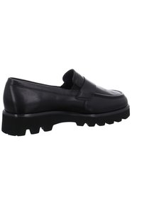 Mocassins en cuir noir avec un design profilé bas, dotés d'un dessus glissant rembourré et d'une semelle en caoutchouc épaisse et texturée pour une bonne traction.