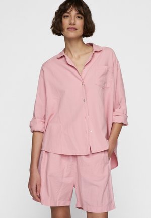 Helles rosa, kurzärmeliges Hemd mit Knopfleiste und Tasche, kombiniert mit passenden Shorts. Beide Kleidungsstücke zeichnen sich durch eine lockere Passform und weichen Stoff aus.