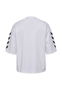 Fehér rövid ujjú póló hátulról nézve, mindkét ujjon fekete átlós csíkokkal, kerek nyakkivágással.