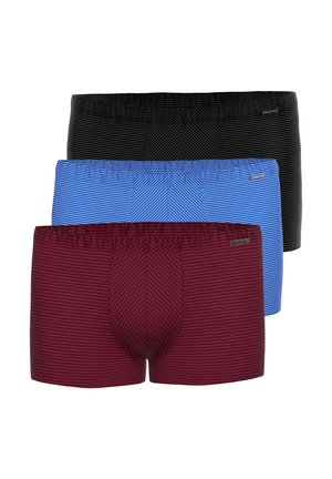 Drei Paar gestreifte Herrenboxershorts in Schwarz, Blau und Bordeaux, gestapelt mit dem bordeauxfarbenen Paar vorne.