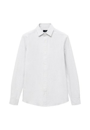 Camisa de manga larga en blanco con finas rayas grises. Presenta un collar puntiagudo y cierre frontal con botones, confeccionada en una tela ligera.