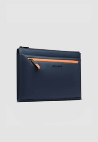 Bolso rectangular color azul marino hecho de material suave, con un bolsillo frontal con cremallera naranja y cierre superior con cremallera.