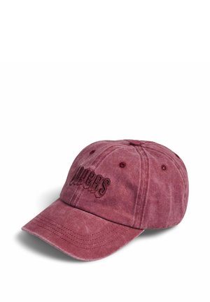 Gorra de béisbol granate con aspecto desgastado, ojales cosidos y texto bordado en negro "MOVERS" en el panel frontal, mostrada sobre fondo blanco.