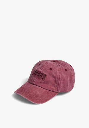 Casquette de baseball bordeaux à l'aspect usé avec œillets cousus et texte noir brodé "MOVERS" sur le panneau avant, présentée sur fond blanc.