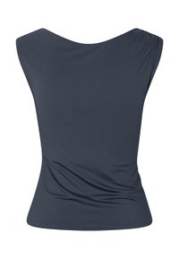 Tumši zila bezpiedurkņu blūze, cieši pieguļošs dizains ar mīkstu tekstūru. Iespējas iekļauj izgriezumu ar līkumu un vieglu rušēšanu sānos.