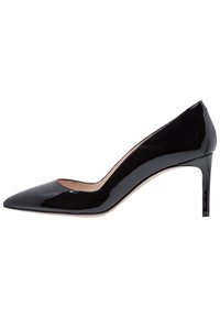 Černé lakové dámské lodičky na vysokém podpatku se špičatou špičkou a štíhlým středně vysokým jehlovým podpatkem, boční pohled na bílém pozadí.