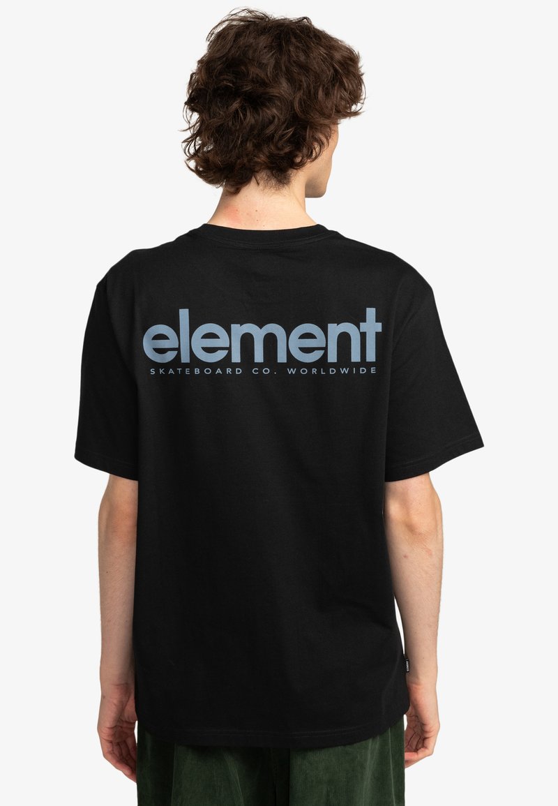 Camiseta de algodón negra con un gran logo azul "element" en la parte de atrás, con un texto más pequeño "SKATEBOARD CO. WORLDWIDE" debajo.