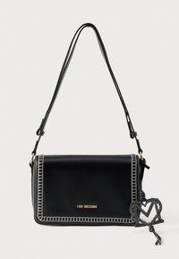 Μαύρη δερμάτινη τσάντα χειρός με ορθογώνιο σχήμα, λευκή ραφή και χρυσό λογότυπο. Διαθέτει αποσπώμενο γούρι σε σχήμα "M".