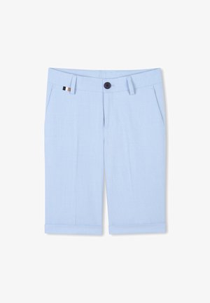 Shorts bleu clair en tissu texturé, avec une fermeture à bouton, deux poches latérales et des ourlets retroussés. Design minimaliste avec une petite bande accent.