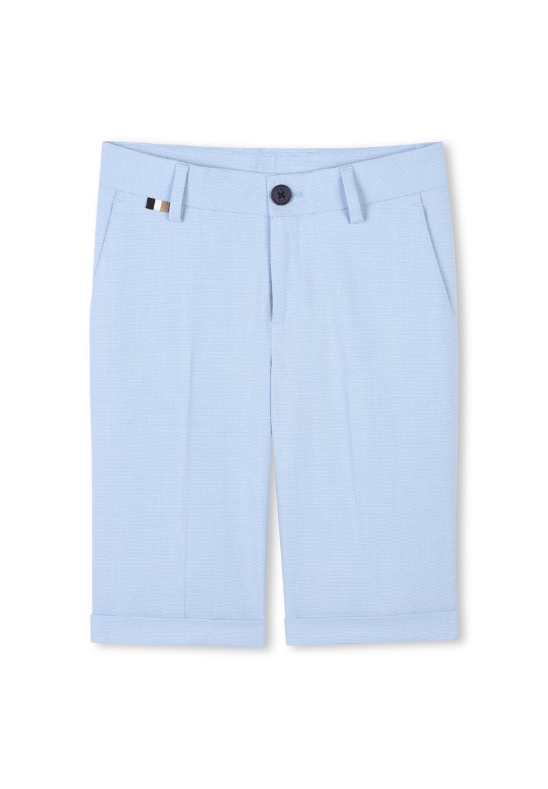 Shorts bleu clair en tissu texturé, avec une fermeture à bouton, deux poches latérales et des ourlets retroussés. Design minimaliste avec une petite bande accent.