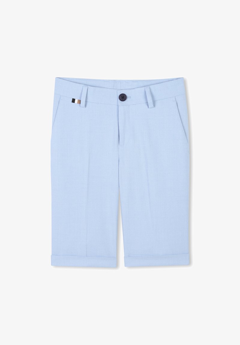 Shorts bleu clair en tissu texturé, avec une fermeture à bouton, deux poches latérales et des ourlets retroussés. Design minimaliste avec une petite bande accent.