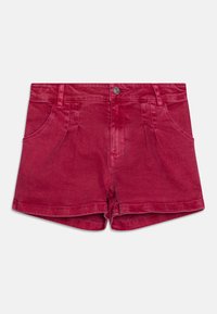 Shorts de mezclilla rojos con un diseño ajustado, que cuentan con bolsillos frontales, cierre de botón y una textura ligeramente deslavada.