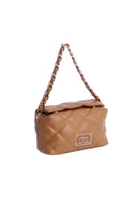 Bolso de mano marrón de cuero sintético acolchado con asa de cadena dorada y placa con el logo. Textura suave con diseño acolchonado y forma rectangular.