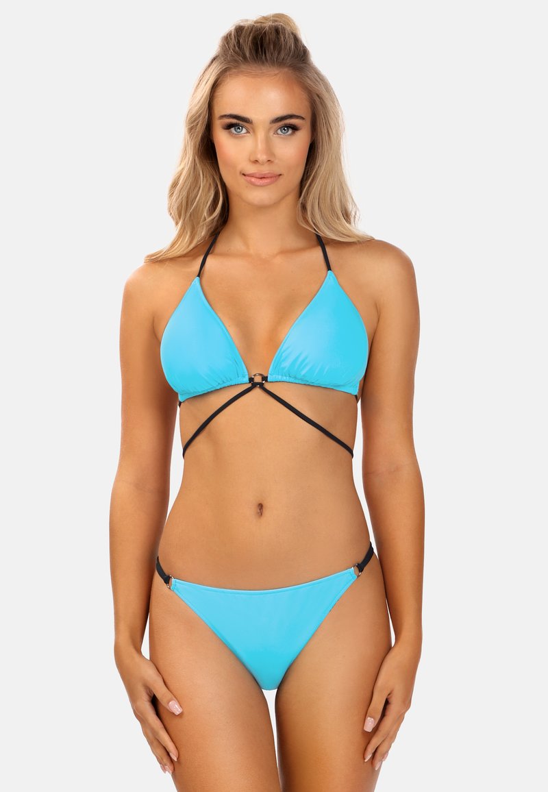 Jasnoniebieski zestaw bikini z trójkątnym topem z czarnymi ramiączkami i cienkim pasem, uzupełniony o pasujące niskie majtki. Gładka tekstura.