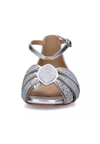 Sandalo argento con cinturino alla caviglia, decorato con molteplici accenti simili a gemme, design a punta aperta e suola piatta con finitura metallica.