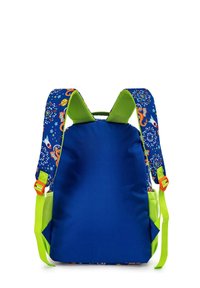 Blauer Kinder-Rucksack mit grüner Netzpolsterung, verstellbaren Trägern und einem weltraumthematischen Muster, das auf den Schulterriemen Raketen und Drachen zeigt.