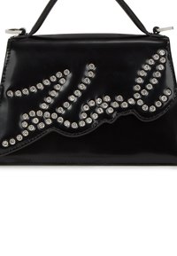 Geantă din piele patentă neagră cu accesorii din metal argintiu. Are o formă structurată, textură netedă și un design cu margini ondulate.