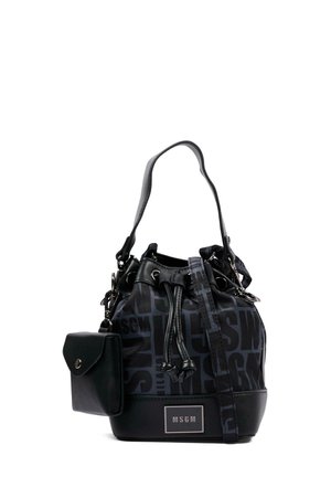 Zwarte MSGM bucket bag met trekkoordsluiting, afneembare pouch en schouderriem, voorzien van een geperst logopatroon en leren accenten.