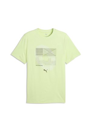 Jasnozielona koszulka Puma z geometrycznymi wzorami, powtarzającym się napisem "PUMA SPORTSWEAR" oraz logo Puma umieszczonym centralnie poniżej grafik.