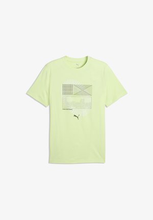 Jasnozielona koszulka Puma z geometrycznymi wzorami, powtarzającym się napisem "PUMA SPORTSWEAR" oraz logo Puma umieszczonym centralnie poniżej grafik.